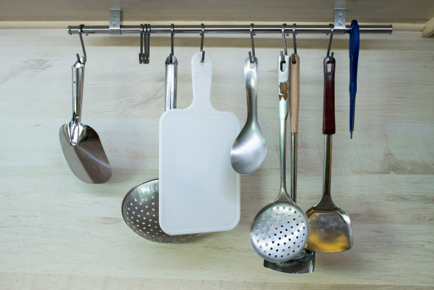 你是把廚房用具掛嘴上了嗎